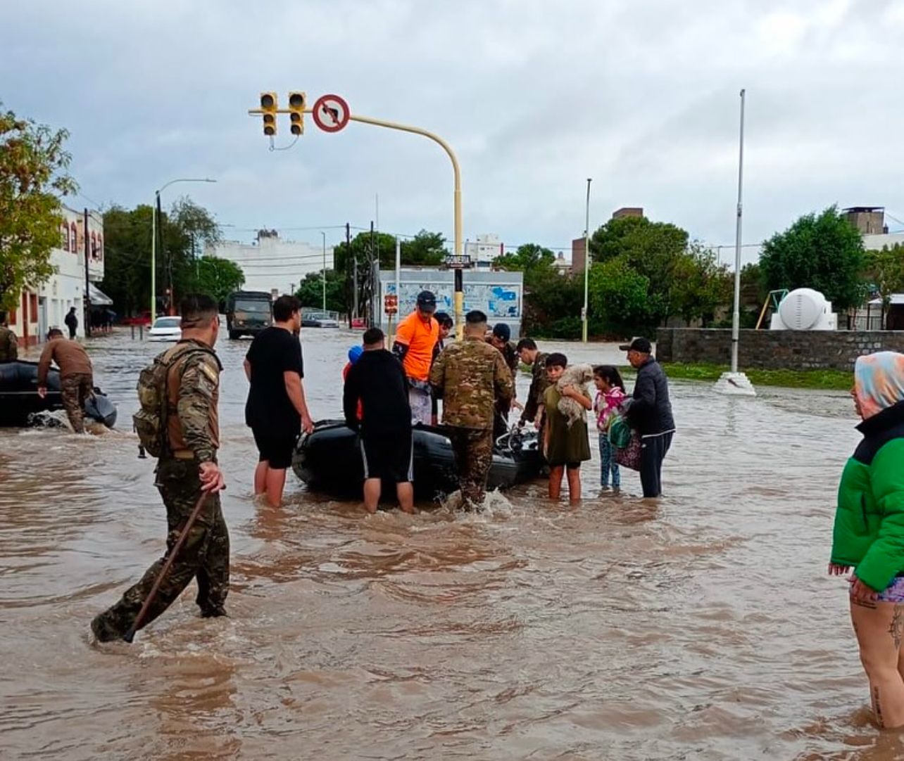 Imagem da matéria 'Chuvas torrenciais atingem distrito na Argentina e seis pessoas morrem devido às fortes tempestades'